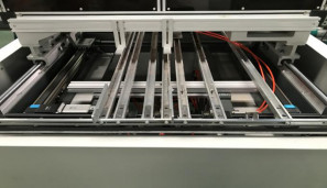 Máquina de posicionamento visual para a fabricação de caixas de revestimento de embalagens