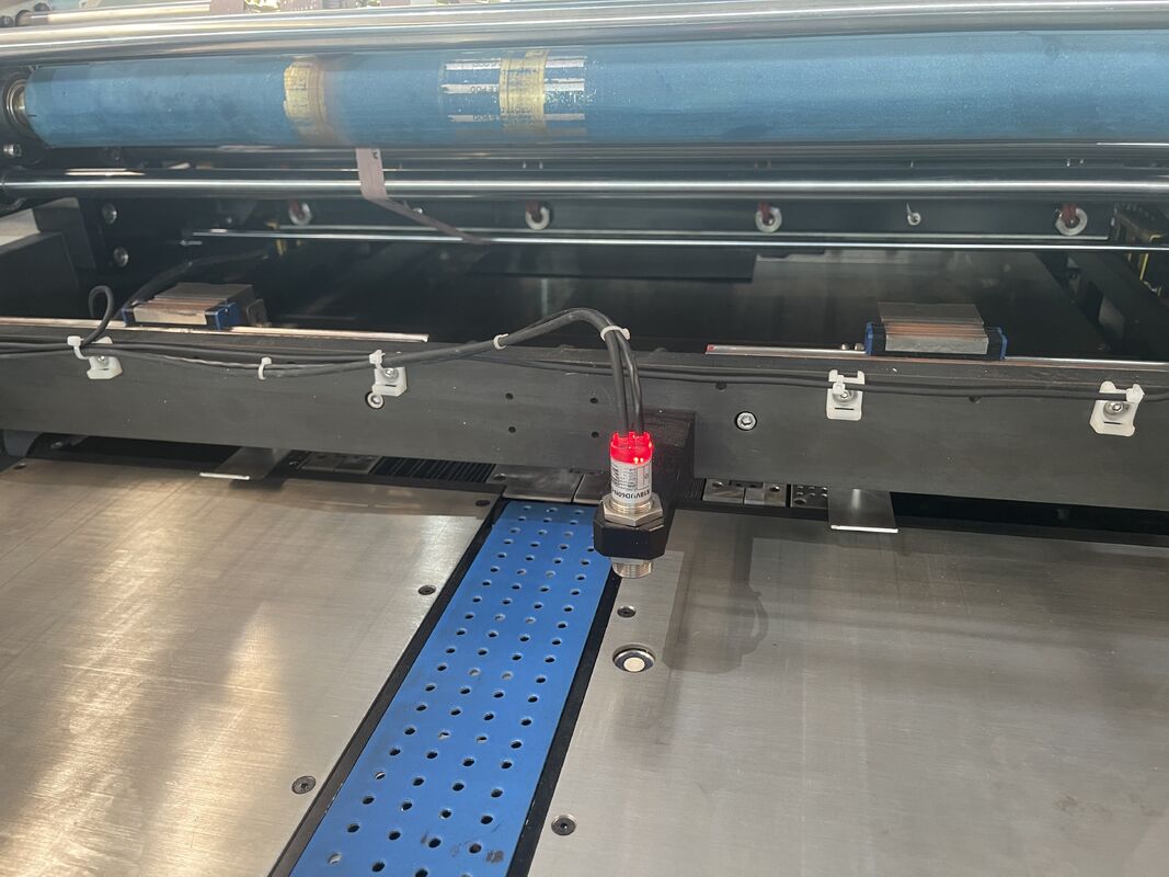 LY-720TJ Máquina automática de estampação de folhas a quente para estampação de papel de embalagem, cores